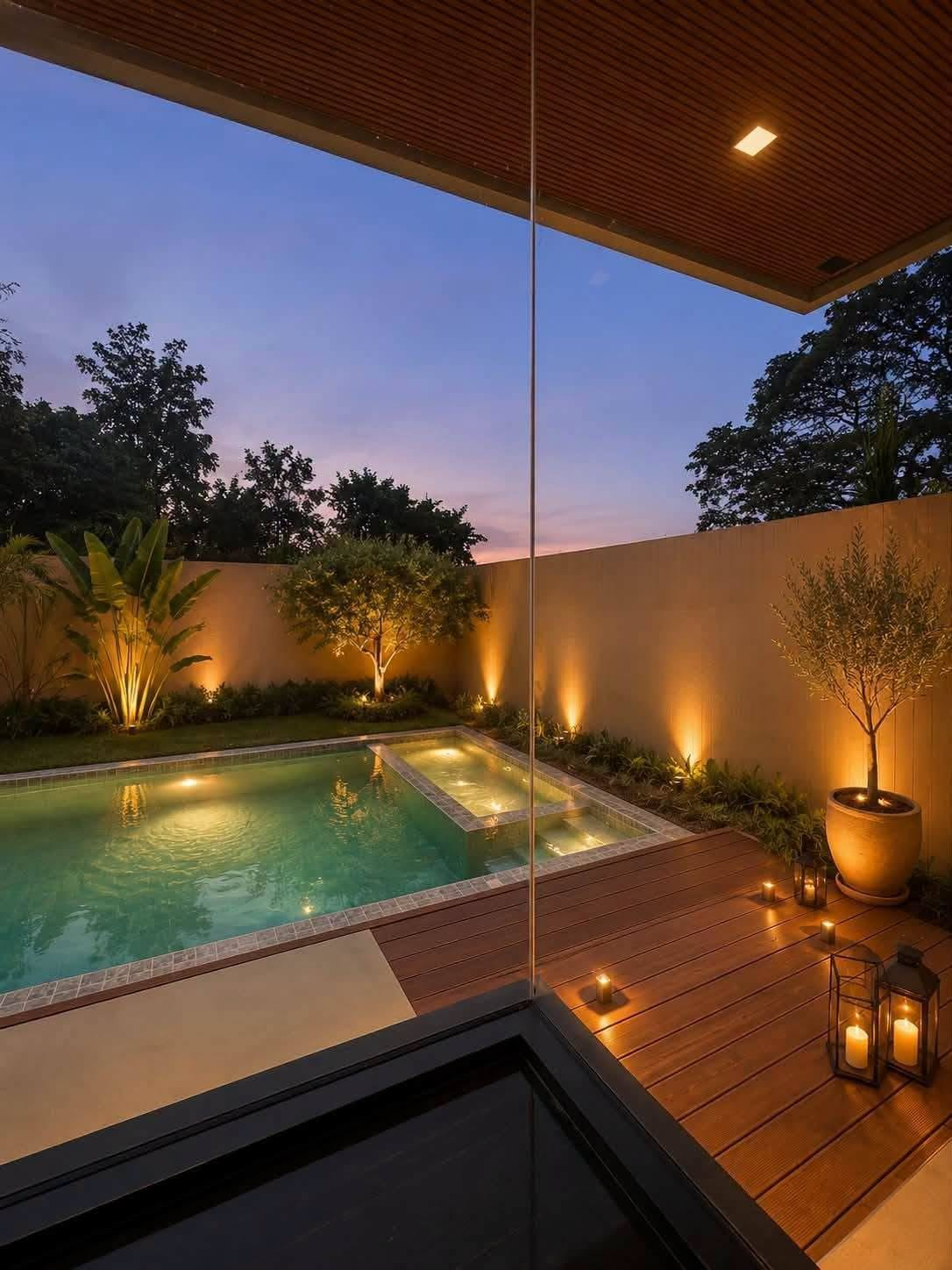 Zwembad van Olive Grove Family Villa in de avond.