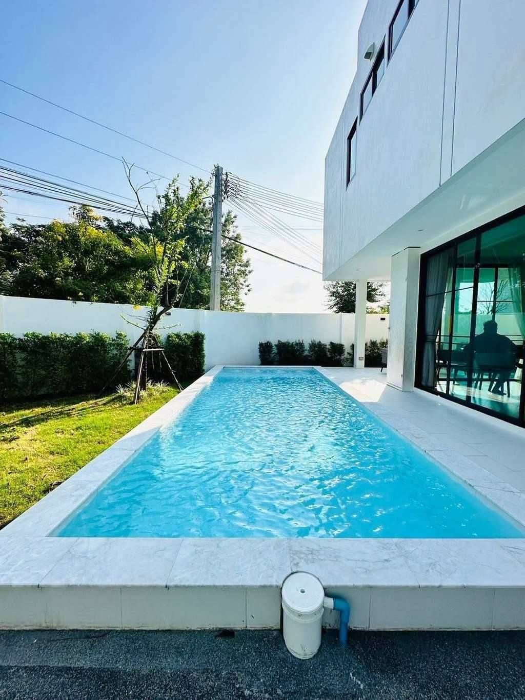White Courtyard Villa met zwembad.