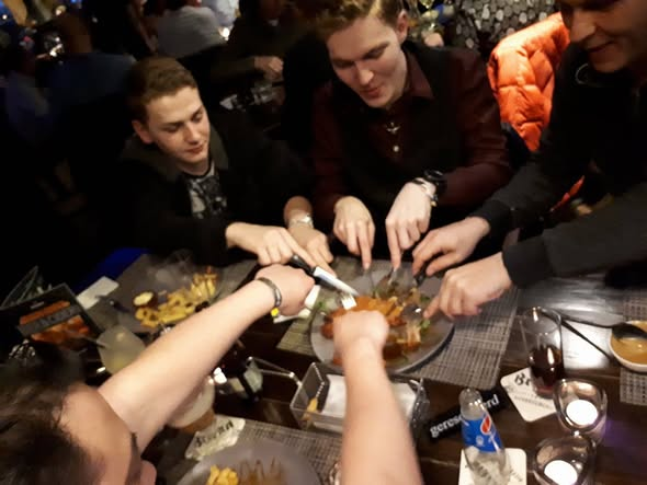 Leden van Hollands Glorie tijdens een gezamenlijke maaltijd na The-Party.