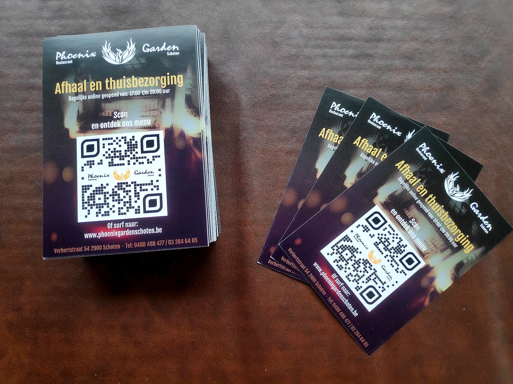 Phoenix Garden-flyers voor afhaal en thuisbezorging met QR-codes en het eigen merkontwerp.