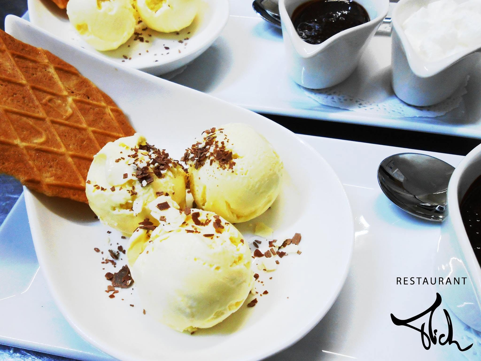 Dessertpresentatie met roomijs, wafel en garnituren, afgewerkt met het Restaurant Mich-logo.