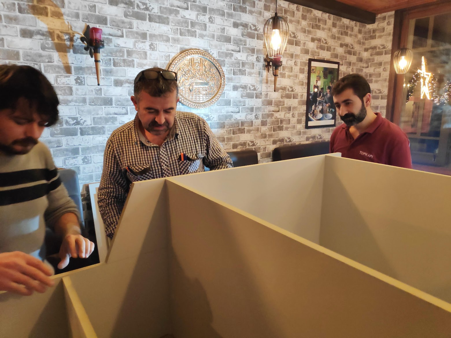 Montage van de vakverdeling van de maatwerk-buffetkast in Topkapi.