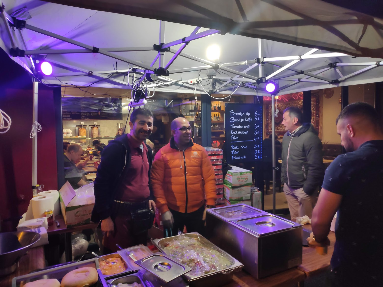 Tijdelijke Topkapi-buitenstand tijdens nieuwjaarsavond met Ferdi, medewerkers en voorbereide uitgiftebakken.