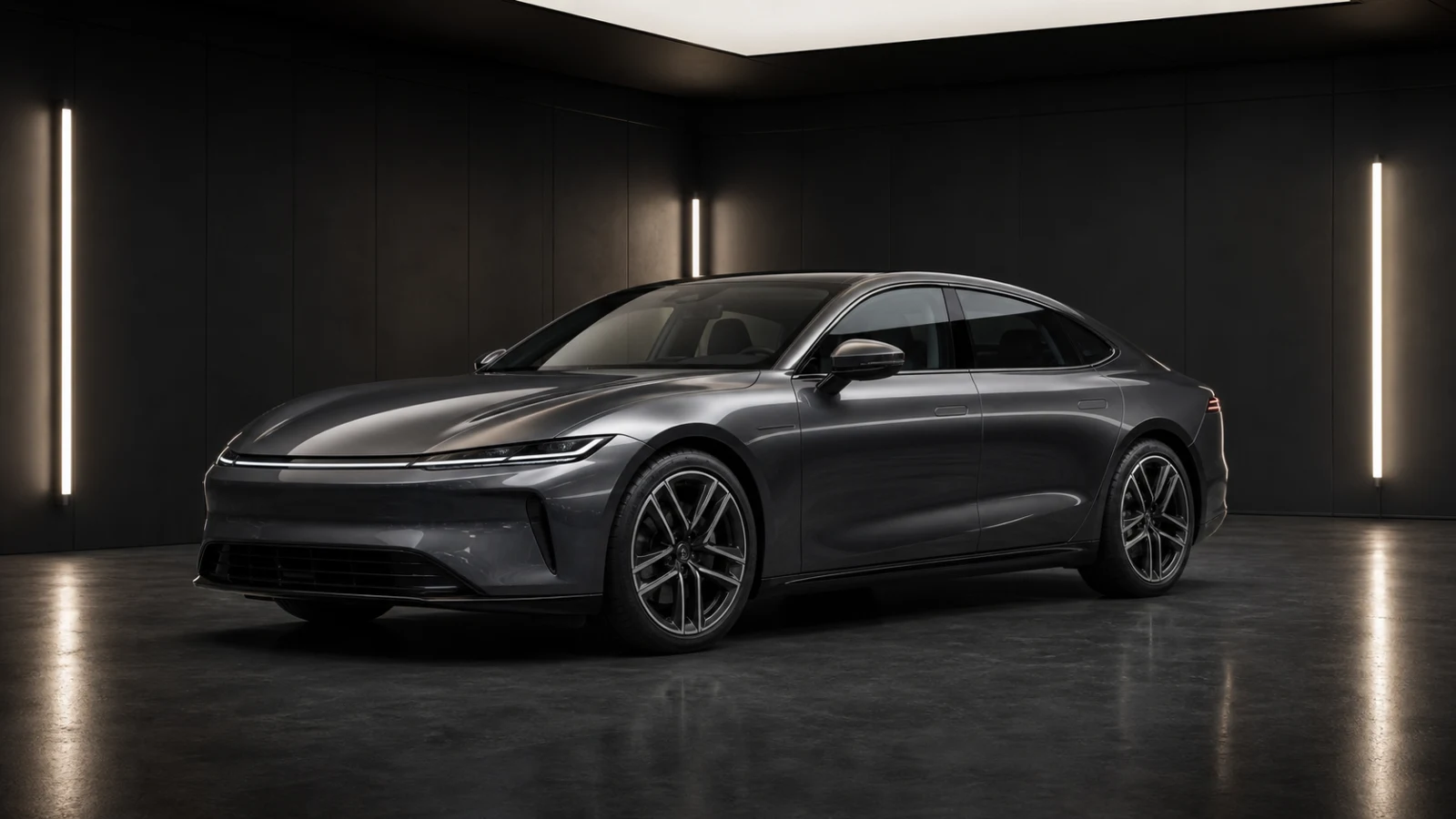 Graphite zakelijke fastback in een gecontroleerde inspectiestudio