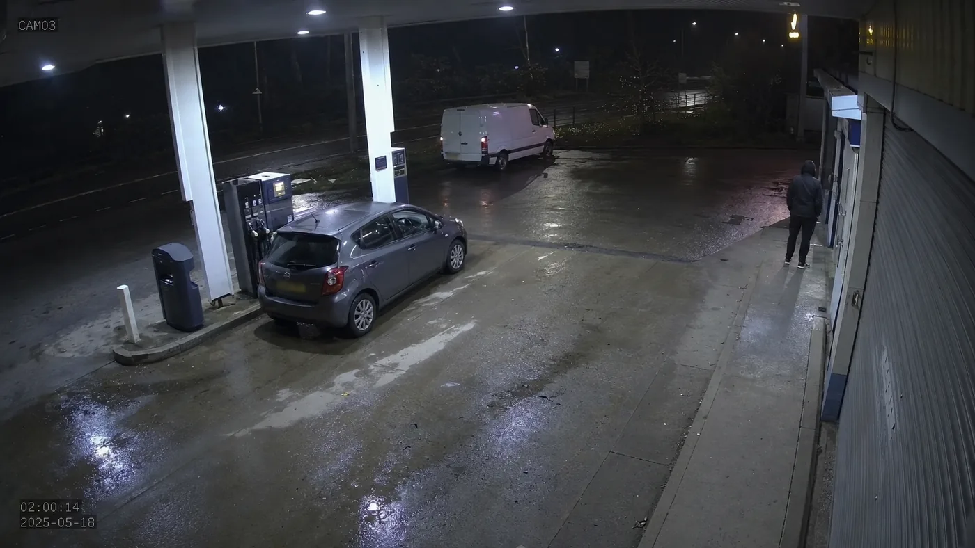 Tankstation met persoon en voertuigen
