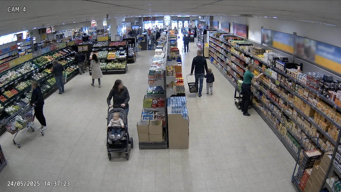 Synthetische supermarktscène met personen, een kinderwagen, een kind en een winkelwagen