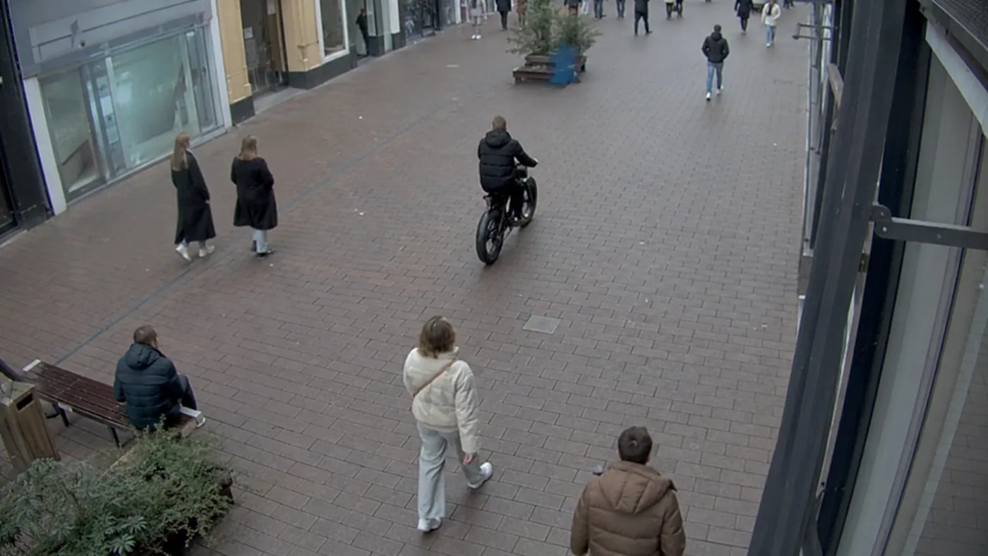 Synthetische winkelstraatscène met een fatbike en voetgangers